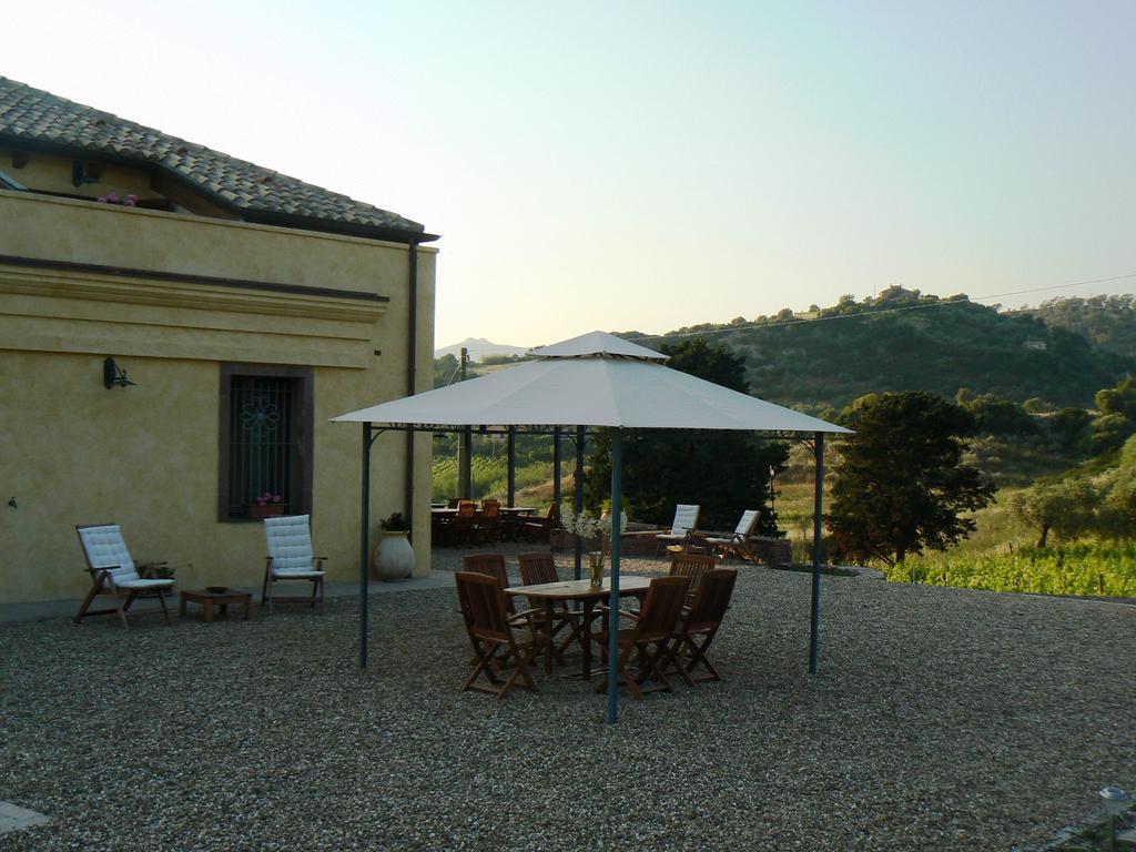 Pessighette Dimora Di Campagna Guest House Bosa Exterior photo