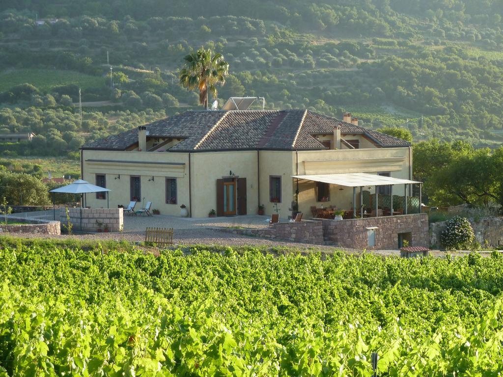 Pessighette Dimora Di Campagna Guest House Bosa Exterior photo